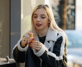 欧美街拍吃货美女图片